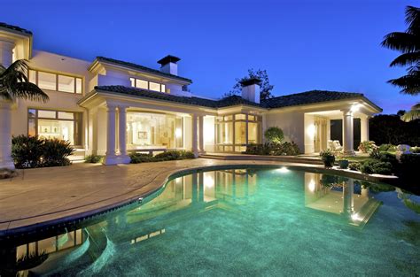 Houses with pool houses for sale - The average price of a home in Australia is 2,471,652 USD, and range in price between 502,394 USD and 15,062,456 USD. The most popular property types are House (24 listings) and Apartment (12 listings). On JamesEdition you can find luxury homes in Australia of any size between 2 and 11 bedrooms with an average of 372 ㎡ in size.